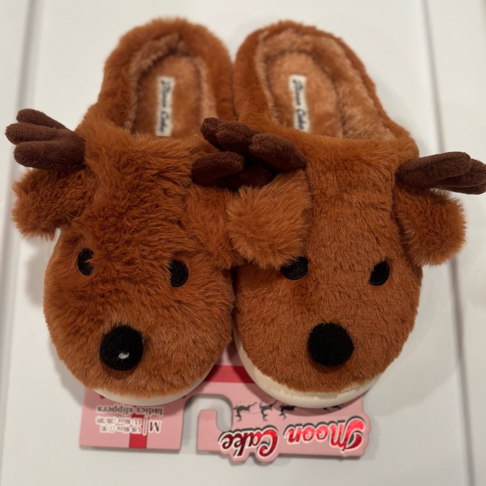 Moon Cake Christmas reindeer plush slippers / medium (size 7/8) / NEW with tags